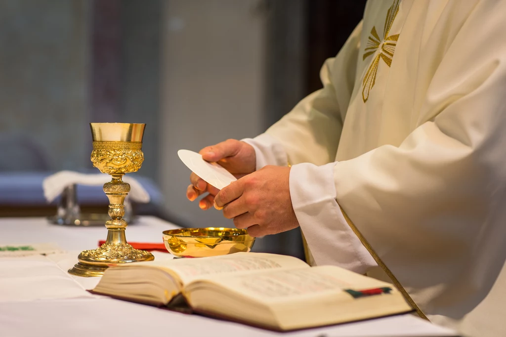 W trakcie mszy roratniej kapłan nosi biały ornat