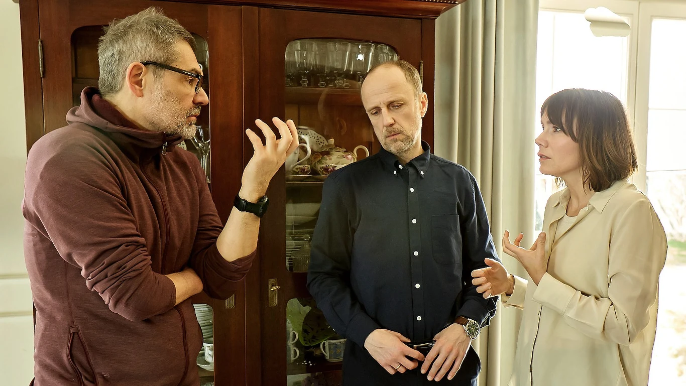 Reżyser Piotr Trzaskalski (L), Łukasz Simlat (C) i Olga Bołądź (P) na planie serialu "Matka"