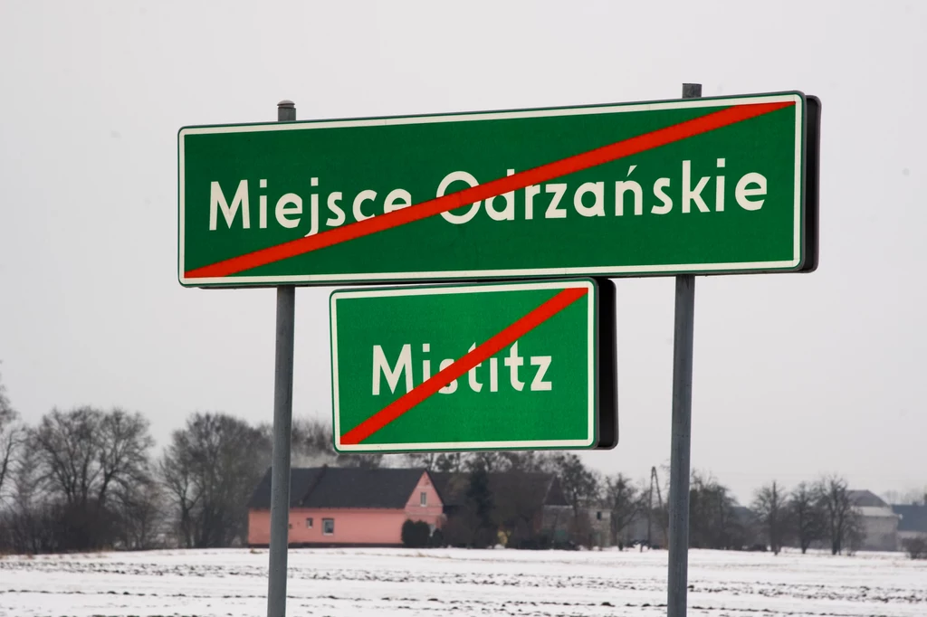 Tablica dwujęzyczna z nazwami miejscowości w języku polskim i niemieckim w województwie opolskim Tablica dwujęzyczna z nazwami miejscowości w języku polskim i niemieckim w województwie opolskim