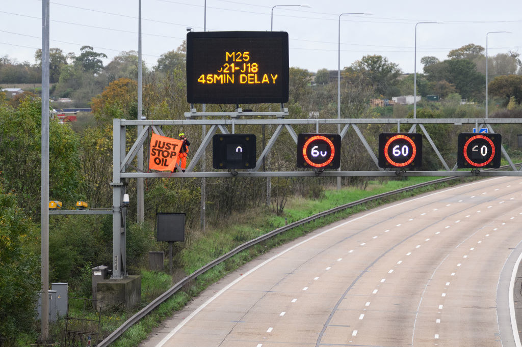 Baner organizacji na zablokowanej autostradzie