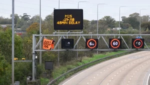 Baner organizacji na zablokowanej autostradzie