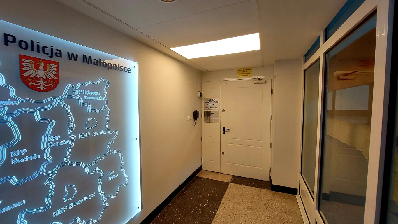 Wejście prowadzące do sekretariatu i gabinetu komendanta Wejście prowadzące do sekretariatu i gabinetu komendanta