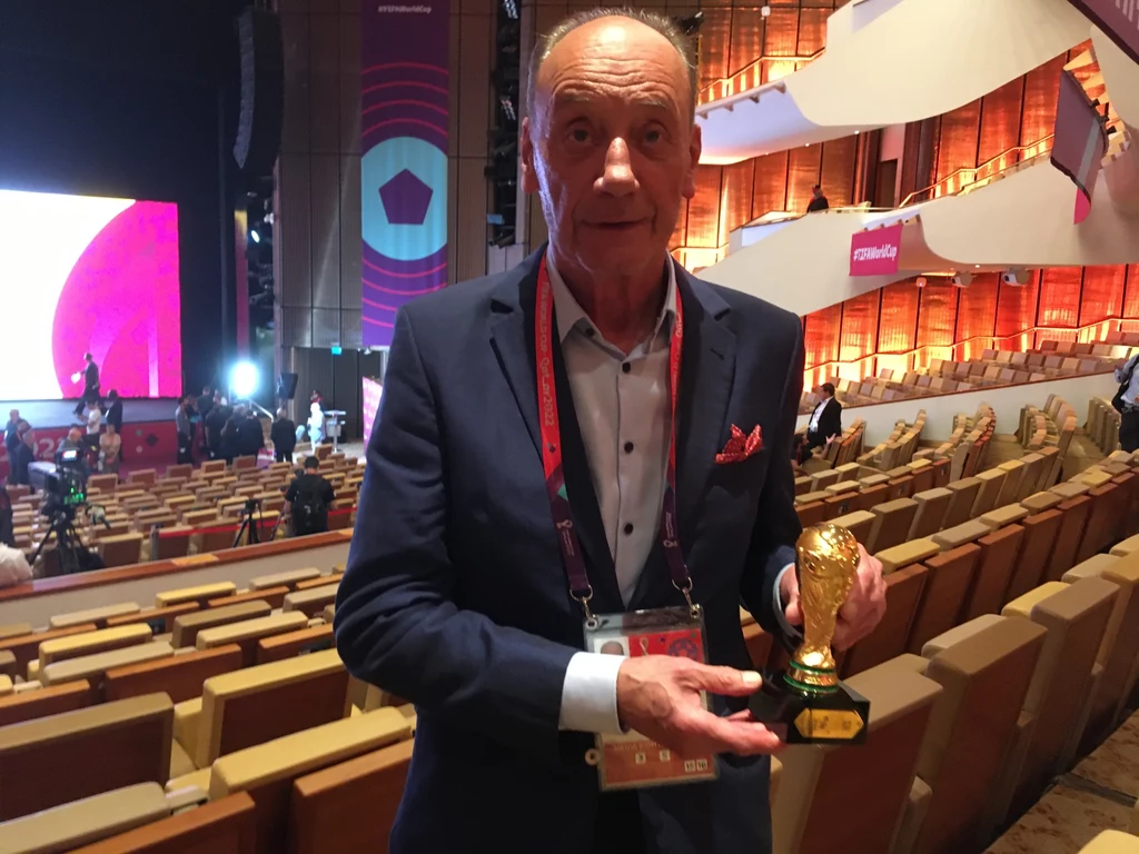 Dariusz Szpakowski z pamiątkową statuetką Dariusz Szpakowski z pamiątkową statuetką
