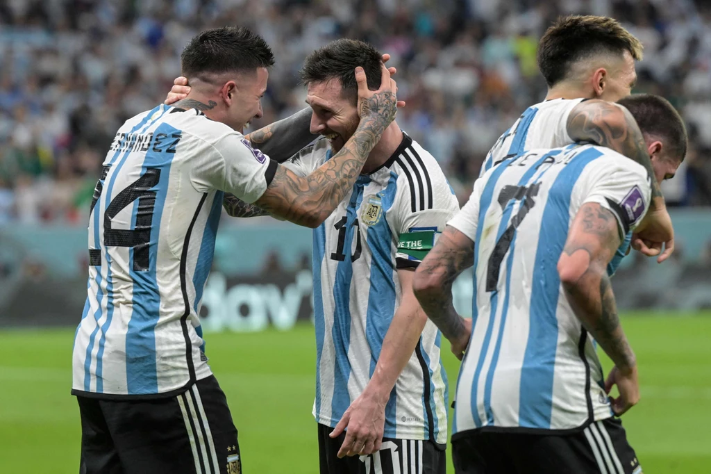 Enzo Fernandez (z lewej) i Lionel Messi Enzo Fernandez (z lewej) i Lionel Messi