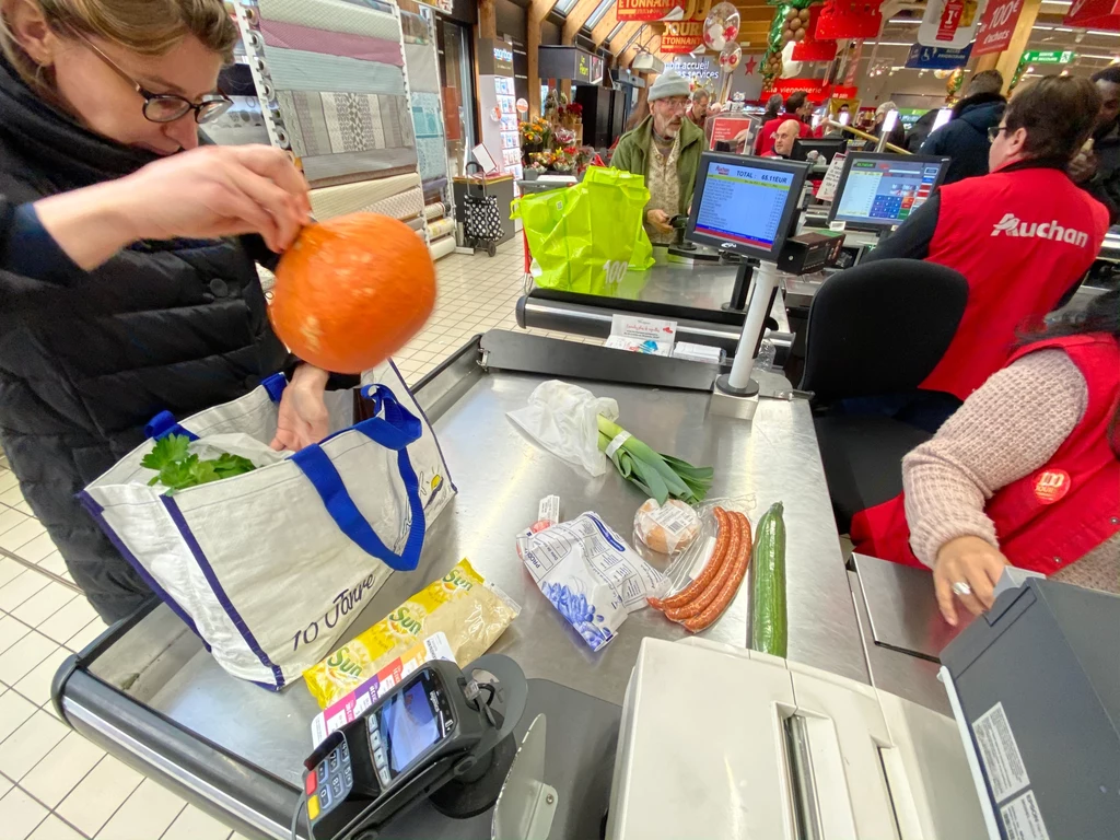 Auchan tnie zatrudnienie. W ciągu roku zwolnił 634 pracowników