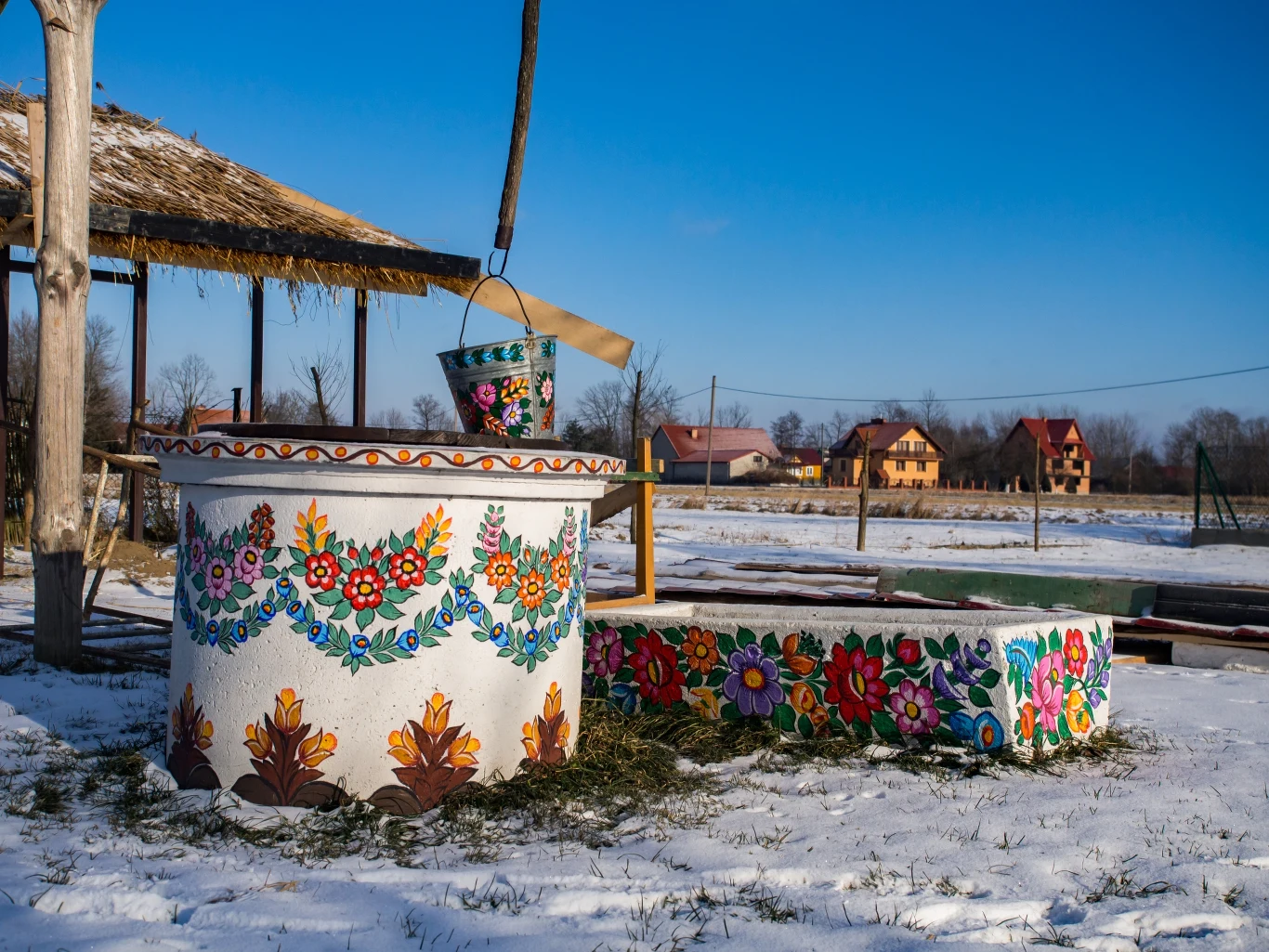 Chaty, obejścia, studnie, budy - tradycja malowania kwiatów w Zalipiu ma grubo ponad 100 lat Chaty, obejścia, studnie, budy - tradycja malowania kwiatów w Zalipiu ma grubo ponad 100 lat