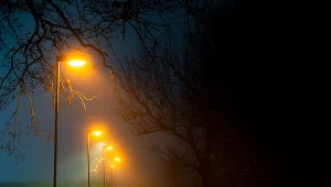 Samorządy mają ograniczyć zużycie energii w 2023 r. Niejasne przepisy mogą zmusić gminy do gaszenia światła na ulicach i w szpitalach 

