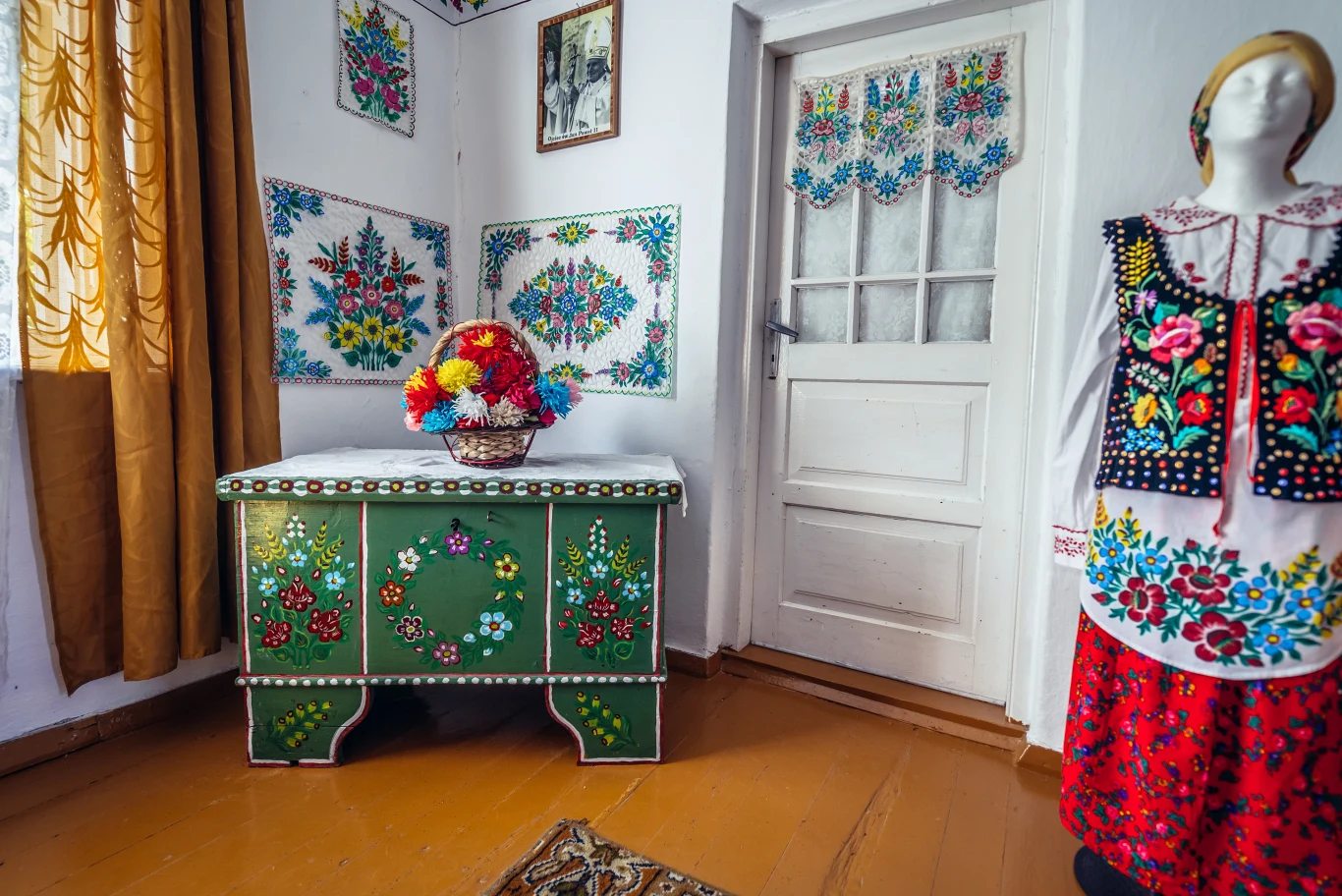 Także wnętrza domów w Zalipiu są bogato zdobione Także wnętrza domów w Zalipiu są bogato zdobione