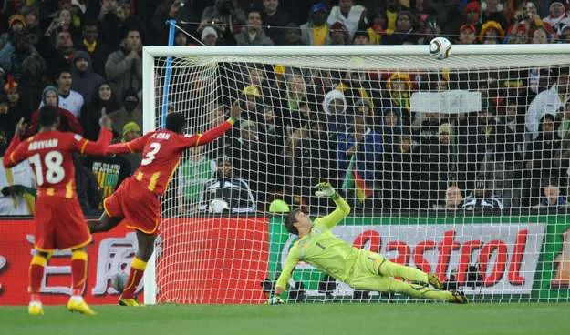 Asamoah Gyan strzela z rzutu karnego w poprzeczkę w doliczonym czasie gry dogrywki meczu Ghana - Urugwaj na mundialu 2010