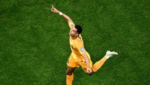 Najgorszy gospodarz pożegnał się z mundialem. Faworyt bez błysku