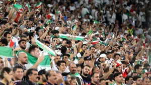 Kibice Iranu podczas meczu z USA w Katarze