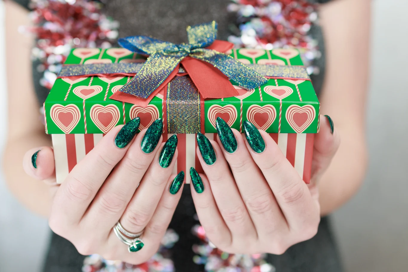 Klasyczna butelkowa zieleń pięknie komponuje się z dojrzałą uroda. Niestety tego samego nie można powiedzieć o wielu innych odcieniach tego koloru