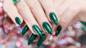 Świąteczny manicure. Na jakie kolory i wzory najlepiej postawić?