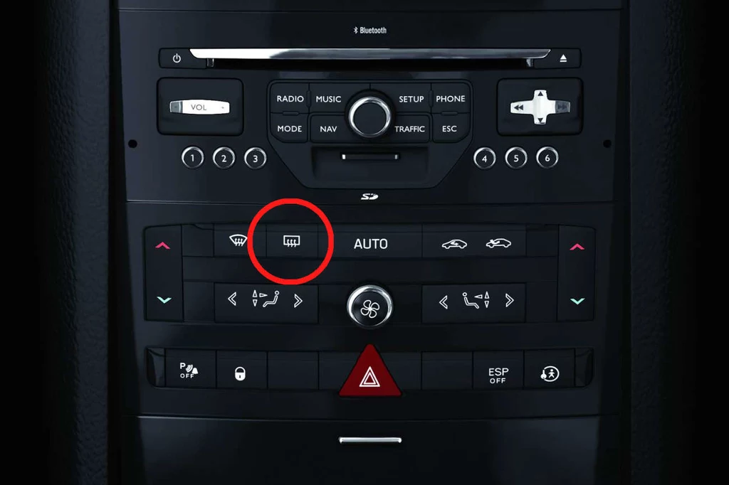 Nie wszyscy kierowcy wiedzą, że część przycisków w samochodzie pełni dodatkowe funkcje