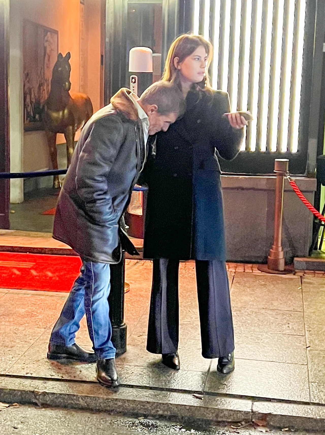 Marek Włodarczyk z młodszą o 36 lat partnerka opuścił klub o drugiej w nocy