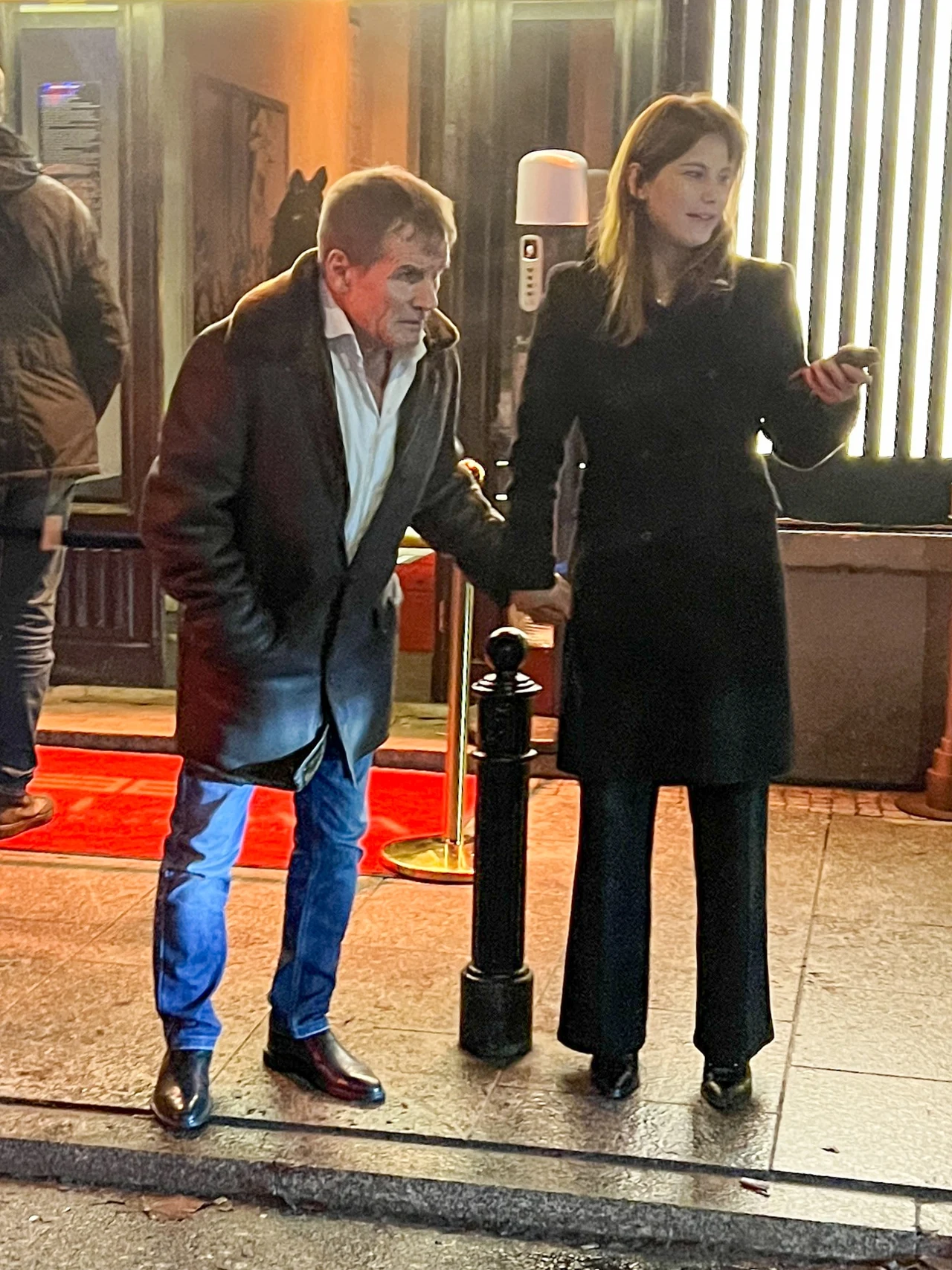 Marek Włodarczyk z młodszą o 36 lat partnerka opuścił klub o drugiej w nocy