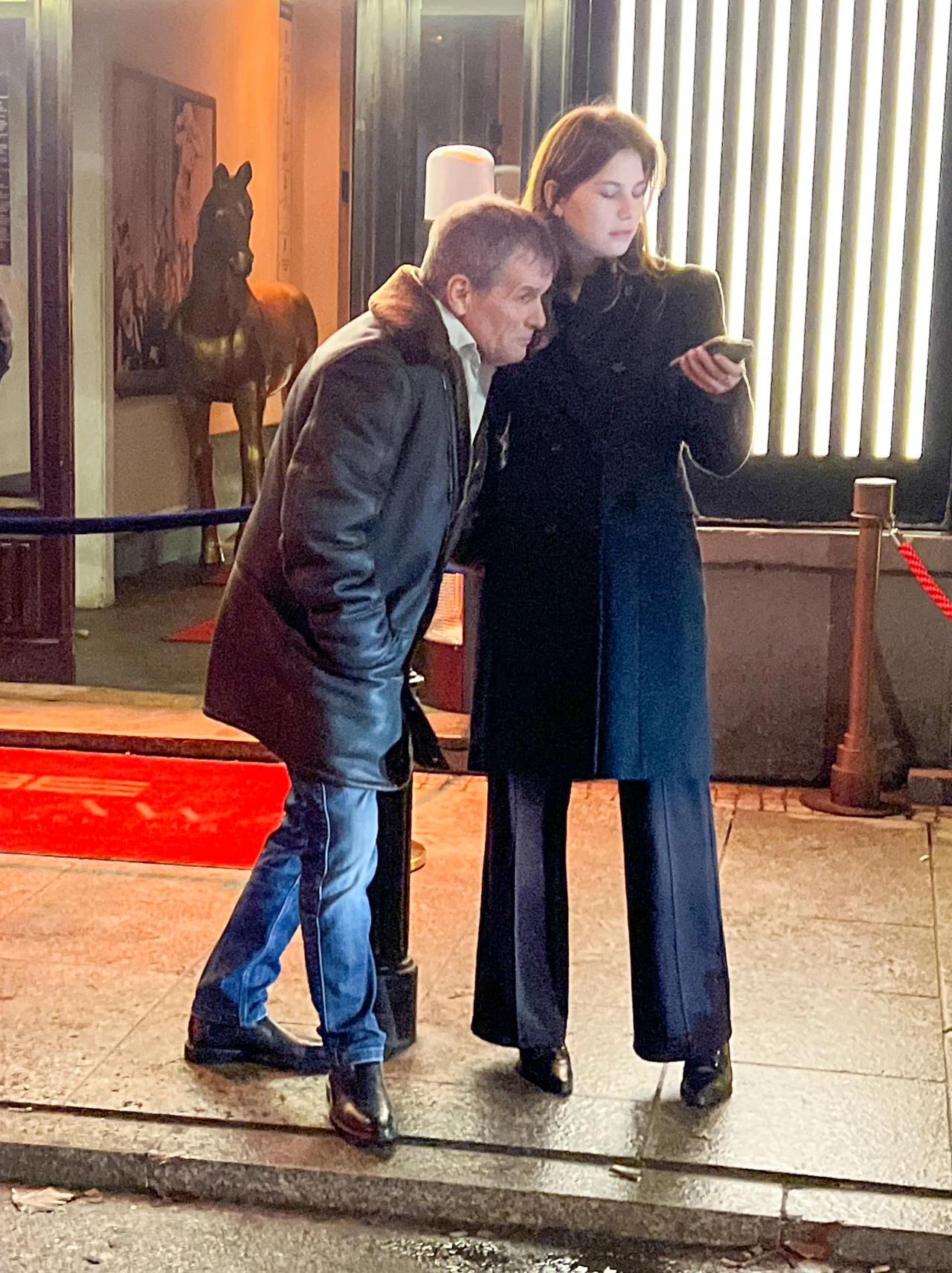 Marek Włodarczyk z młodszą o 36 lat partnerka opuścił klub o drugiej w nocy