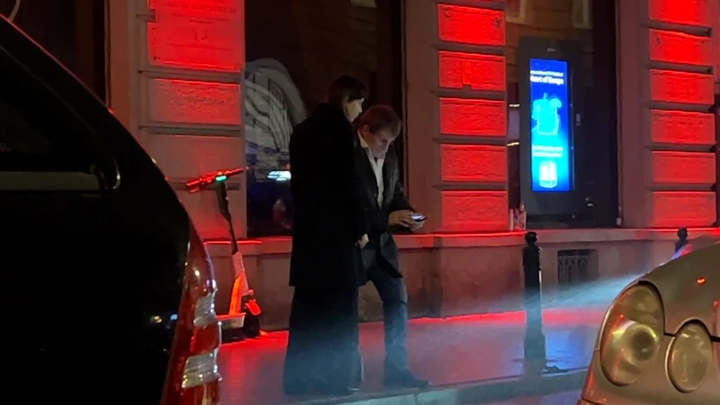 Marek Włodarczyk z młodszą o 36 lat partnerka opuścił klub o drugiej w nocy