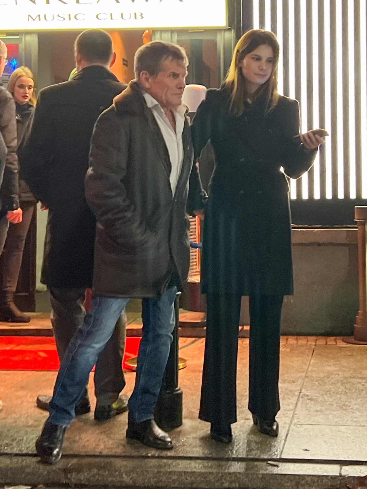 Marek Włodarczyk z młodszą o 36 lat partnerka opuścił klub o drugiej w nocy