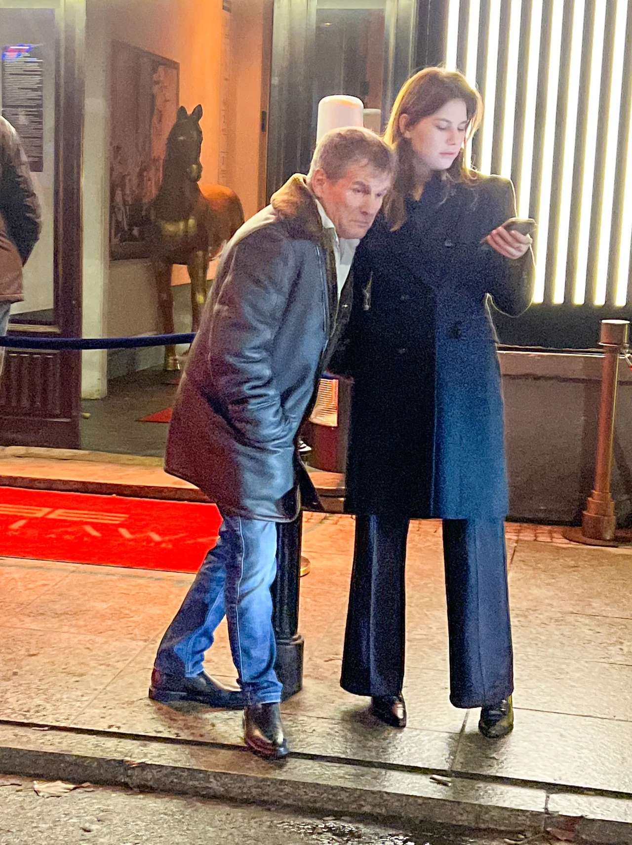 Marek Włodarczyk z młodszą o 36 lat partnerka opuścił klub o drugiej w nocy