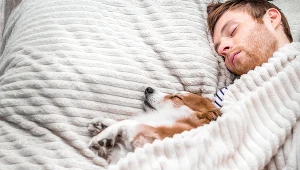 O włos od tragedii. Inteligentne łóżko uratowało mu życie