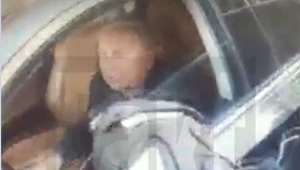 Stopklatka z filmu, przedstawiającego kolizję Jerzego S. z motocyklistą, do którego dotarł dziennik "Fakt"