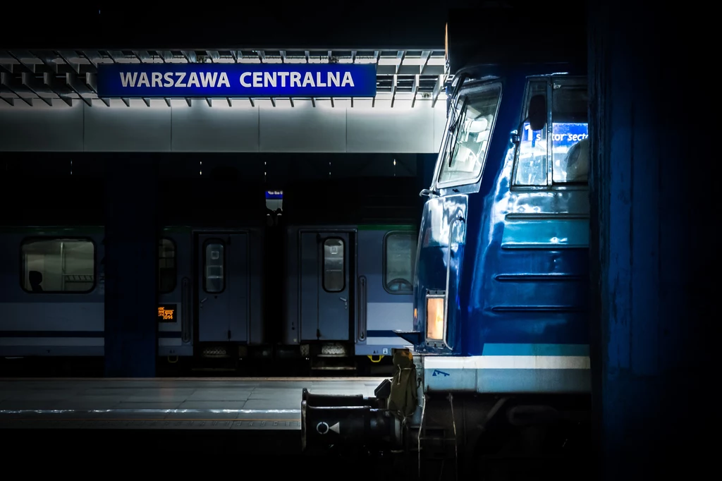 Lokomotywa na dworcu Warszawa Centralna 