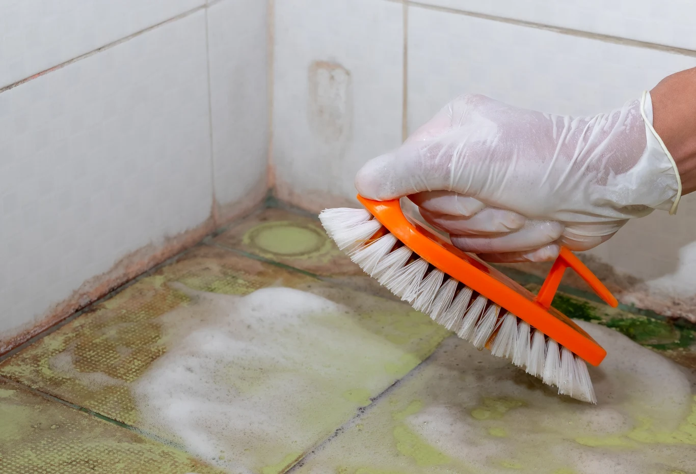 Są różne sposoby na pozbycie się brudnych fug Są różne sposoby na pozbycie się brudnych fug