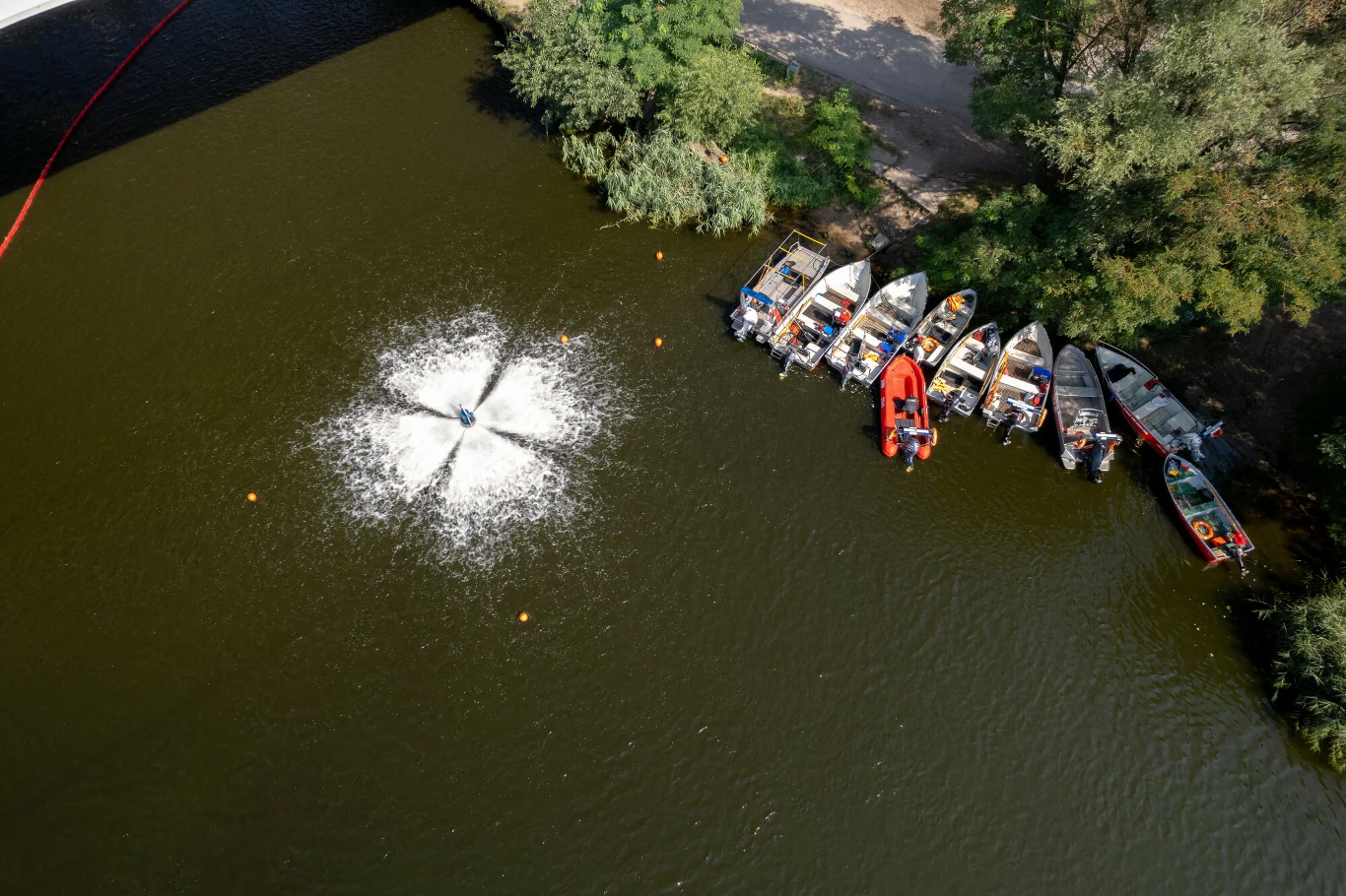 Służby natleniały Odrę po katastrofie Służby natleniały Odrę po katastrofie