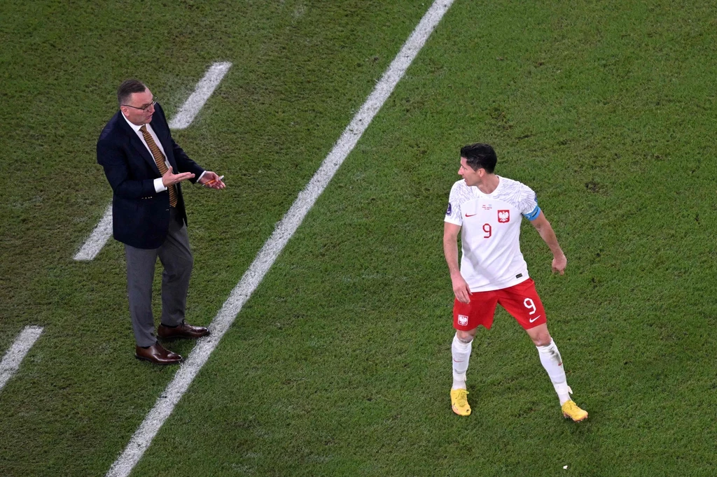 Czesław Michniewicz i Robert Lewandowski. Polska przegrała z Argentyną w słabym stylu, ale awansowała do fazy pucharowej Czesław Michniewicz i Robert Lewandowski. Polska przegrała z Argentyną w słabym stylu, ale awansowała do fazy pucharowej