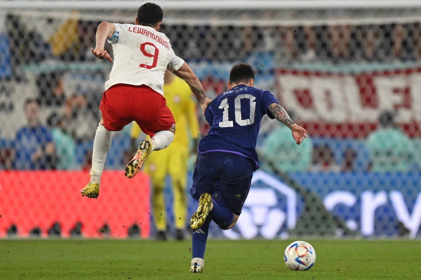 Robert Lewandowski w walce o piłkę z Lionelem Messim