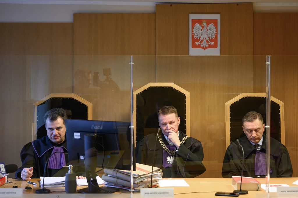 Od lewej: sędzia Marek Kordowiecki, sędzia Krzysztof Lewandowski i sędzia Grzegorz Nowak na sali rozpraw Sądu Apelacyjnego w Poznaniu Od lewej: sędzia Marek Kordowiecki, sędzia Krzysztof Lewandowski i sędzia Grzegorz Nowak na sali rozpraw Sądu Apelacyjnego w Poznaniu