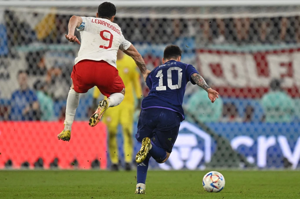 Lionel Messi w walce o piłkę z Robertem Lewandowskim Lionel Messi w walce o piłkę z Robertem Lewandowskim