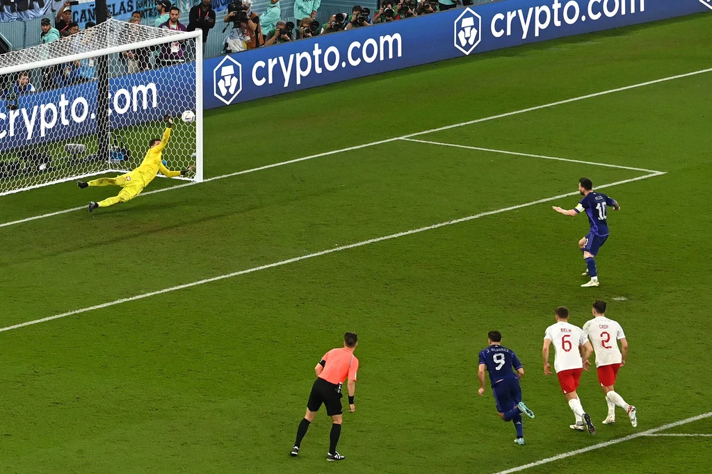 Wojciech Szczęsny broni rzut karny Lionela Messiego Wojciech Szczęsny broni rzut karny Lionela Messiego