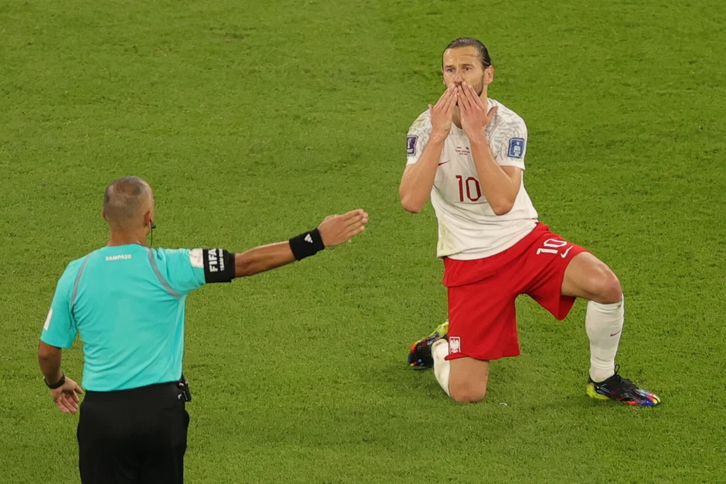 Grzegorz Krychowiak musiał zejść z boiska, by ocalić korzystny bilans żółtych kartek, ale ostatecznie awansowaliśmy dzięki lepszej różnicy bramek Grzegorz Krychowiak musiał zejść z boiska, by ocalić korzystny bilans żółtych kartek, ale ostatecznie awansowaliśmy dzięki lepszej różnicy bramek