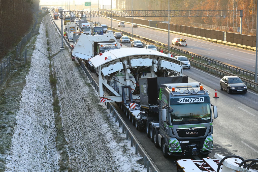 Pierwszy konwój dojechał na plac budowy pod Rzeszowem. Do wyruszenia w trasę szykuje się już kolejny