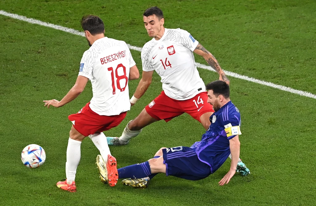 Bartosz Bereszyński i Jakub Kiwior zatrzymują Leo Messiego Bartosz Bereszyński i Jakub Kiwior zatrzymują Leo Messiego