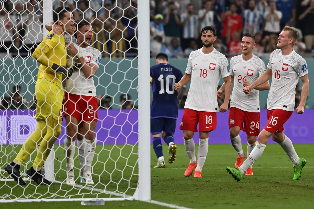 Wojciech Szczęsny cieszący się z obronionego rzutu karnego Lionela Messiego. Wielką radością zareagowali także ukraińscy komentatorzy Wojciech Szczęsny cieszący się z obronionego rzutu karnego Lionela Messiego. Wielką radością zareagowali także ukraińscy komentatorzy