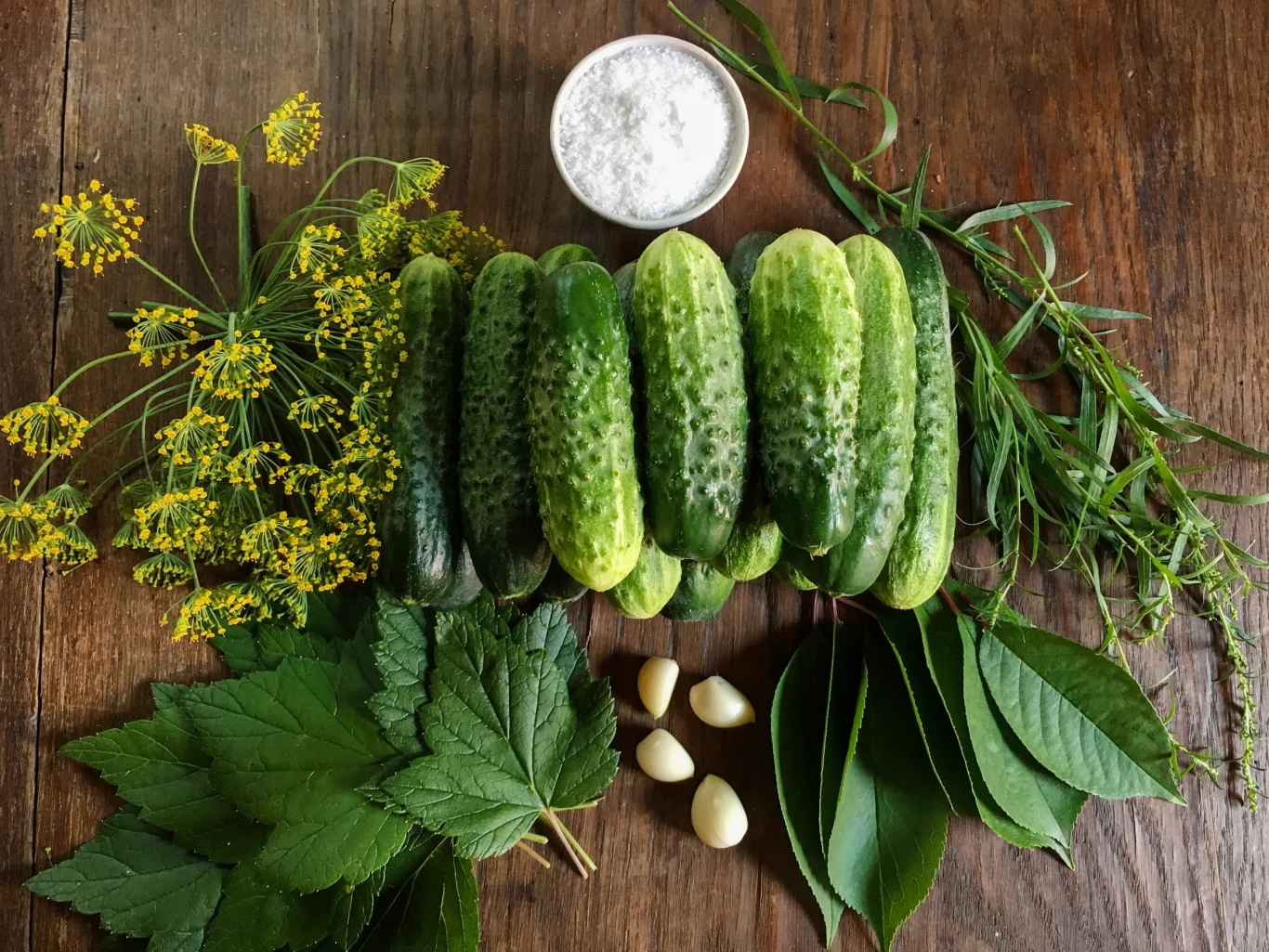 Dodatek estragonu do domowych ogórków podbije ich smak