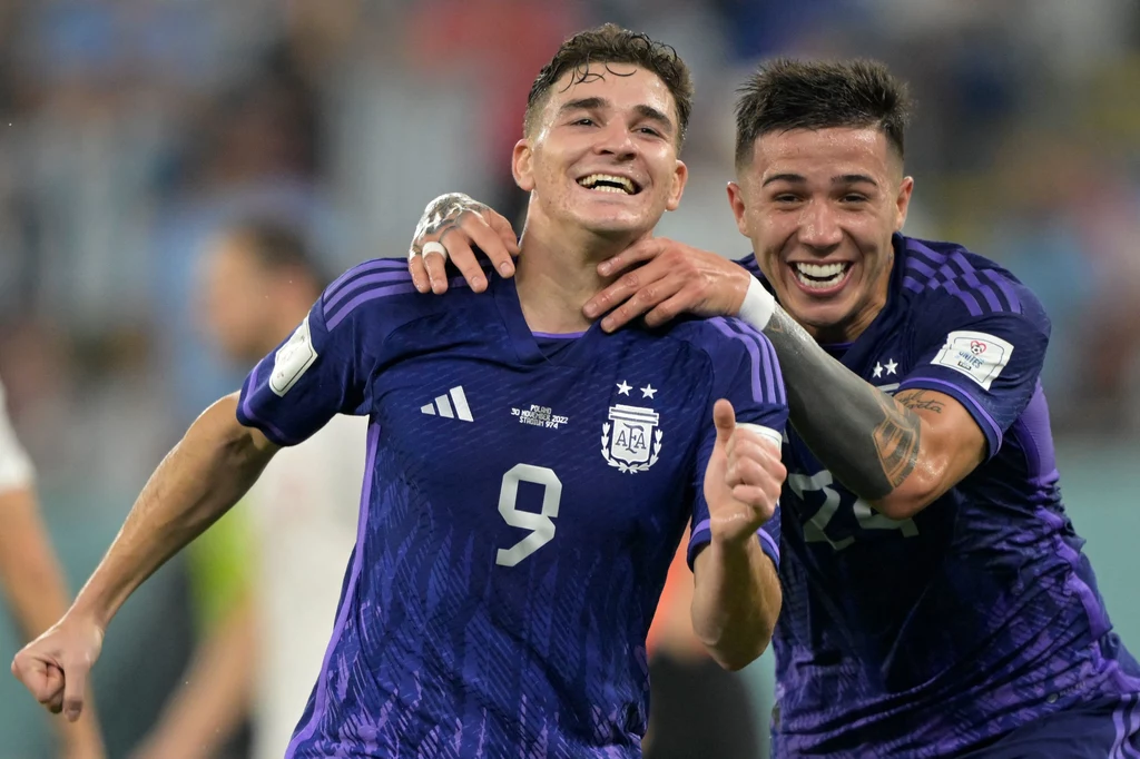 Julian Alvarez strzelił historycznego gola na mundialu, z prawej Enzo Fernandez