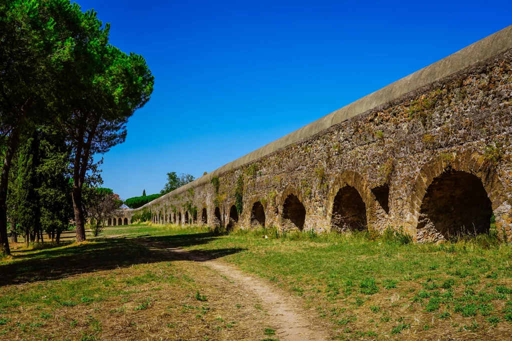 Via Appia biegnie od Rzymu przez południową Italię