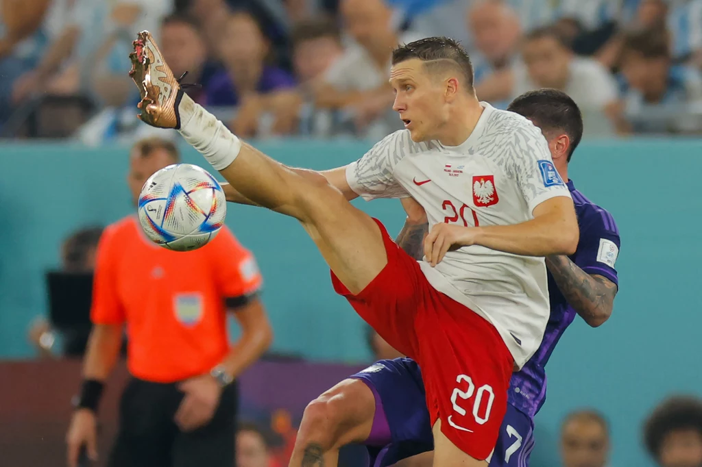 Piotr Zieliński w meczu z Argentyną próbował rozgrywać, ale dostawał takie właśnie podania Piotr Zieliński w meczu z Argentyną próbował rozgrywać, ale dostawał takie właśnie podania