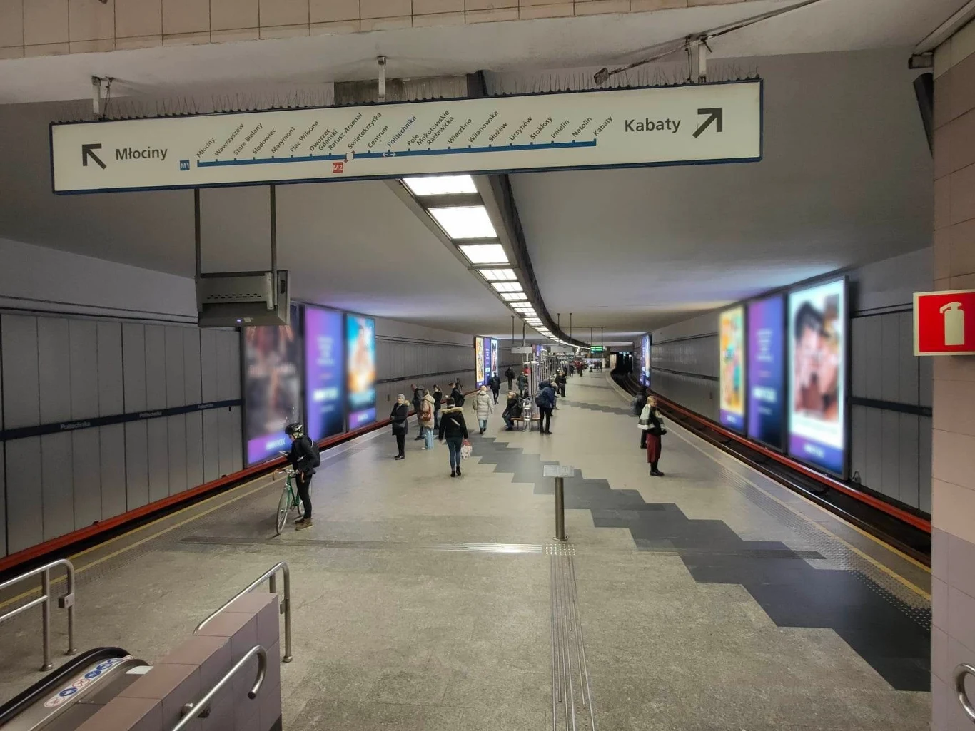 Tak wyglądają reklamy na stacji Politechnika, gdzie większych ozdób nie ma