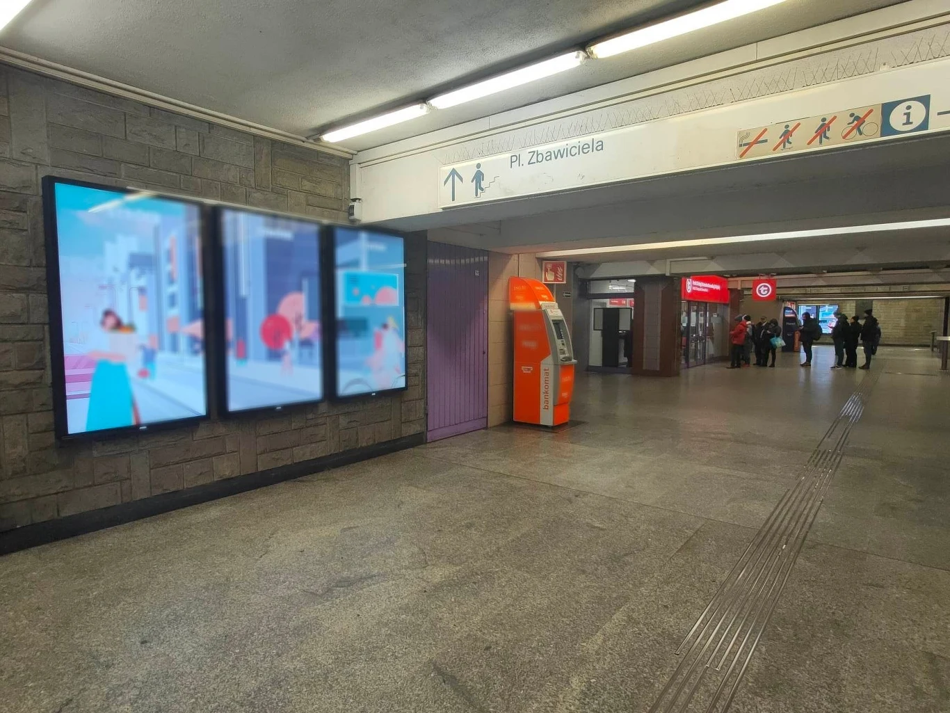 W metrze zamontowano też mniejsze ekrany reklamowe w przejściach podziemnych. Na zdjęciu stacja Politechnika