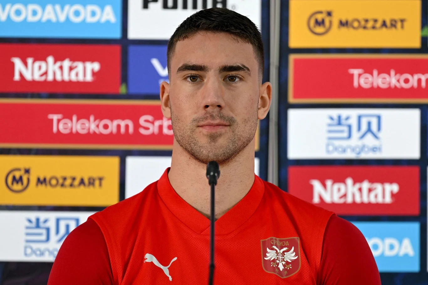 Duszan Vlahovic podczas konferencji prasowej na mundialu w Katarze