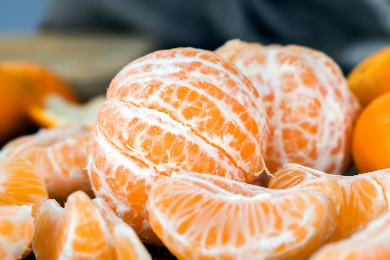 Ta biała skórka, której tak chętnie się pozbywamy, to albedo. Jest bardzo zdrowa Ta biała skórka, której tak chętnie się pozbywamy, to albedo. Jest bardzo zdrowa