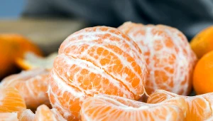 Ta biała skórka, której tak chętnie się pozbywamy, to albedo. Jest bardzo zdrowa