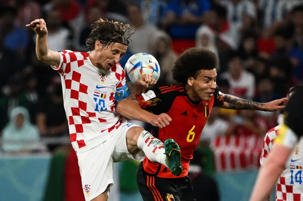Chorwat Luka Modrić w starciu z Belgiem Axelem Witselem Chorwat Luka Modrić w starciu z Belgiem Axelem Witselem