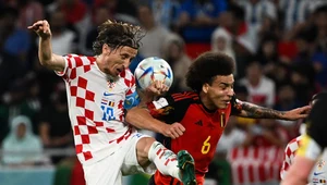 Chorwat Luka Modrić w starciu z Belgiem Axelem Witselem