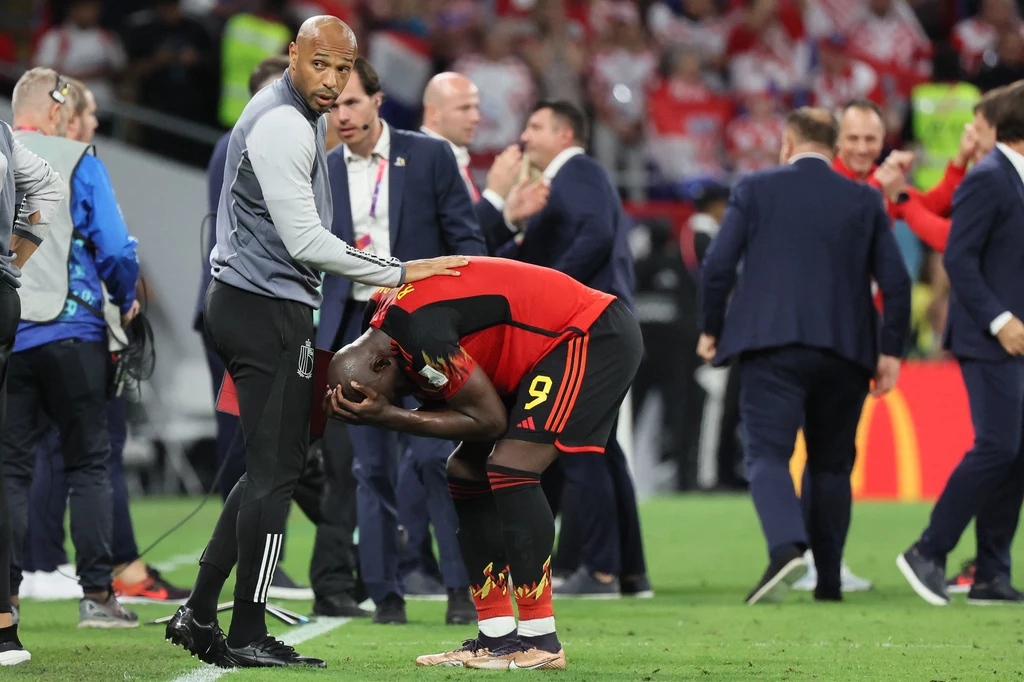 Romelu Lukaku nie mógł się pogodzić z odpadnięciem z MŚ już po fazie grupowej. Thierry Henry próbował go pocieszyć Romelu Lukaku nie mógł się pogodzić z odpadnięciem z MŚ już po fazie grupowej. Thierry Henry próbował go pocieszyć